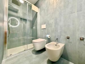 e bagno con servizi igienici, doccia e bidet. di Nina B&B a Giardini Naxos Altre 32 foto