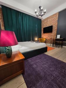 Ένα ή περισσότερα κρεβάτια σε δωμάτιο στο Przytulna Kawalerka w Kamienicy