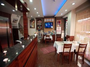 فندق أريف سلطان في إسطنبول: مطعم مع صالة طعام مع طاولات وكراسي