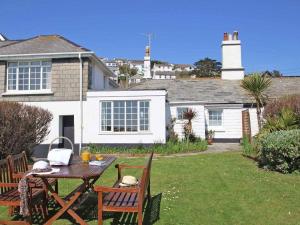 a table and chairs in the yard of a house at Watchtower in Torpoint