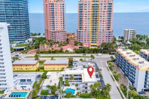 una vista aérea de una ciudad con edificios altos en Chopin #102, en Fort Lauderdale