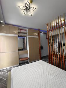 Mactan IslandにあるCosy Nest Royal Oceancrest Mactanのベッドと天井扇風機のある寝室