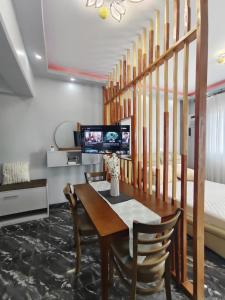 Kuchyň nebo kuchyňský kout v ubytování Cosy Nest Royal Oceancrest Mactan