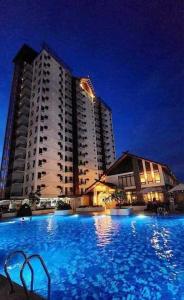 Mactan IslandにあるCosy Nest Royal Oceancrest Mactanの大きな建物の前の大きなスイミングプール