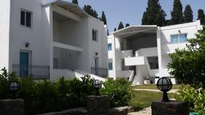 a view of the exterior of a building at Camlikosk Apart Hotel in Bodrum City