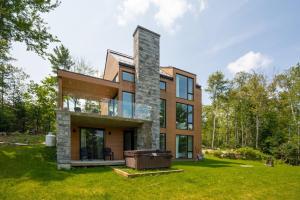 una casa en medio de un patio en Allen Falls, Chalet luxueux avec spa, en Morin-Heights