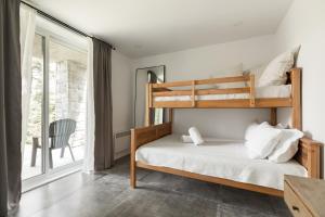 Un dormitorio con dos literas y una ventana. en Allen Falls, Chalet luxueux avec spa, en Morin-Heights