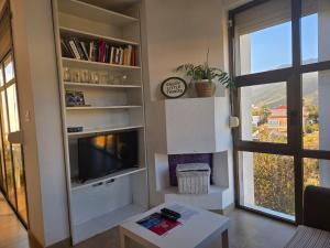 TV a/nebo společenská místnost v ubytování El Mirador de El Paso - Vistas y piscina