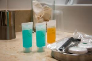 dos vasos sentados en la parte superior de un mostrador en H Rincón de Diego, en Mojácar