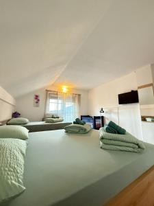 Postel nebo postele na pokoji v ubytování Apartments Marija + 37 fotografií