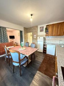 Kuchyň nebo kuchyňský kout v ubytování Apartments Marija