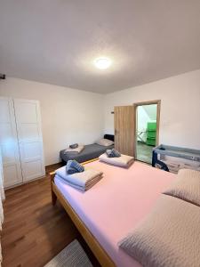 Postel nebo postele na pokoji v ubytování Apartments Marija