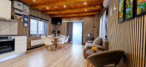 Kuchyňa alebo kuchynka v ubytovaní Holiday House Dora - Nice home with nice forest view and Outdoor swimming pool, Whirlpool-Jacuzzi, Sauna, 2 bedrooms and WiFi