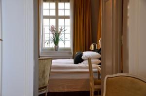 Llit o llits en una habitació de Hotel Kungsträdgården
