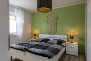 Postel nebo postele na pokoji v ubytování Ferienwohnung Sonnenstrahl am Harkebrügger See mit Sauna