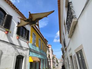 una estrella colgando de un lado de un edificio en Casa da Heidi, en Lourinhã