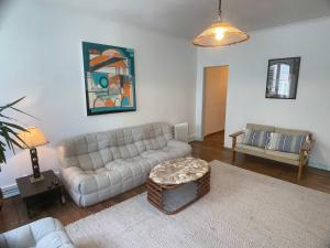 una sala de estar con un sofá y una mesa en Casa da Heidi, en Lourinhã