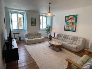 Una sala de estar con dos sofás y una mesa. en Casa da Heidi, en Lourinhã 39 fotos más