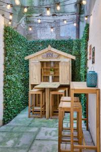 einem Tisch und zwei Hocker vor einer grünen Wand in der Unterkunft NEW The Procession Grade II Listed and Pet Friendly in Berwick-Upon-Tweed