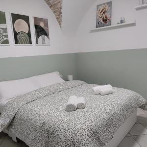 a bedroom with a bed with two towels on it at Cuore di casa Apartment in Terlizzi
