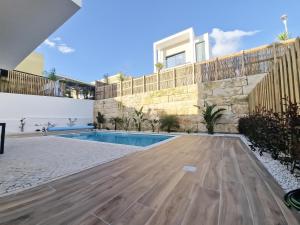 een villa met een zwembad en een huis bij Casa Encanto da Foz - BY SCH in Foz do Arelho