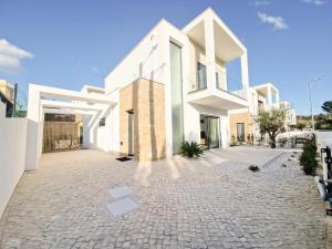 a white house with a stone driveway at Casa Encanto da Foz - BY SCH in Foz do Arelho