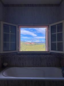 una bañera en un baño con ventana en Casa da Cesta, en Celorico de Basto