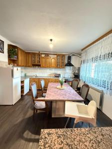 Kuchyň nebo kuchyňský kout v ubytování Apartments Marija