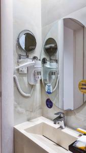 a bathroom with a sink and a mirror at نخيل هجر للشقق الفندقية Nakheel Hajr Hotel Apartments in Al Hofuf