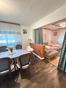 Postel nebo postele na pokoji v ubytování Apartments Marija