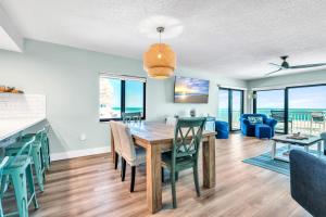 Un lugar para sentarse en Direct oceanfront with stunning corner views and pool access!