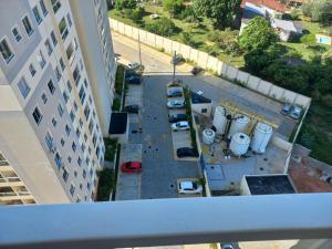 an aerial view of a parking lot next to a building at Condomínio Reserva da Colina in Salvador