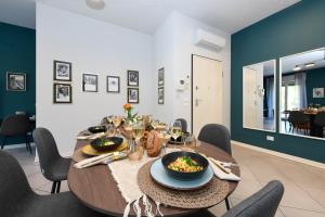 Khu vực ghế ngồi tại Cocktail Lake Front Family apartment DesenzanoLoft Official Partner Homes & Villas by Marriott Bonvoy +42 ảnh