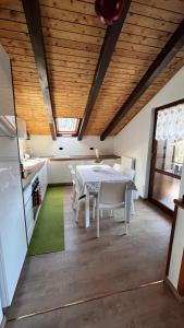 Kuchyň nebo kuchyňský kout v ubytování Silvydolomitiapartment