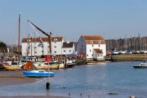 eine Gruppe von Booten liegt in einem Hafen vor Anker in der Unterkunft Deben Cottage, Central Woodbridge in Woodbridge