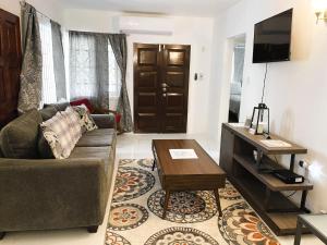Телевізор і / або розважальний центр в Serene Getaway-Newly renovated spacious 2 beds 2 baths