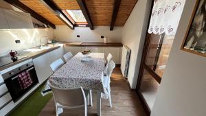 Kuchyň nebo kuchyňský kout v ubytování Silvydolomitiapartment
