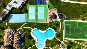 Bazén v ubytovaní Casa 70, dúplex en Urbanización Lunamar by LaRomanaMarbella alebo v jeho blízkosti