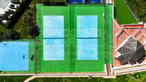 Tenis alebo squash v ubytovaní Casa 70, dúplex en Urbanización Lunamar by LaRomanaMarbella alebo jeho okolí