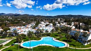 Bazén v ubytovaní Casa 70, dúplex en Urbanización Lunamar by LaRomanaMarbella alebo v jeho blízkosti