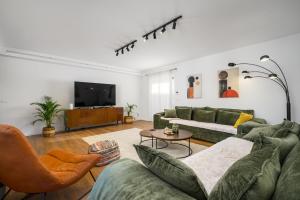 DračevacにあるLuxury Villa Sofia with Pool and Garage In Poreč, Istriaのソファとテレビのあるリビングルーム