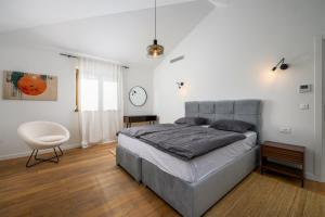 DračevacにあるLuxury Villa Sofia with Pool and Garage In Poreč, Istriaのベッドと椅子のある寝室 +41枚の写真