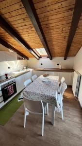 Kuchyň nebo kuchyňský kout v ubytování Silvydolomitiapartment