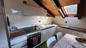 Kuchyň nebo kuchyňský kout v ubytování Silvydolomitiapartment