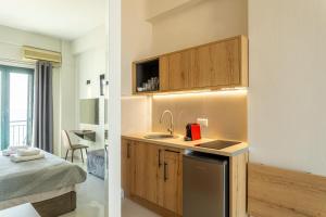 una piccola cucina con lavandino e un letto in una camera di Marina a Kardhamili Altre 50 foto