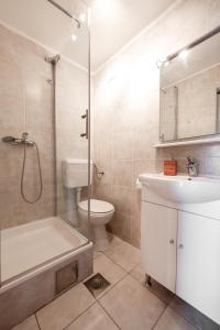 Et badeværelse på Story Stone House + 85 billeder