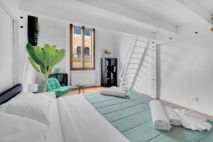 Ένα ή περισσότερα κρεβάτια σε δωμάτιο στο Bright Design House in the Heart of Bologna