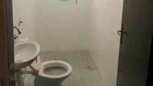 a bathroom with a toilet and a sink at Conforto e Espaço para 12 Pessoas em Barueri in Barueri +8 photos