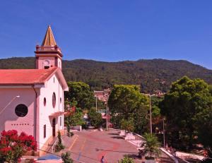 a church with a tower with a steeple on top of it at Conforto e Espaço para 12 Pessoas em Barueri in Barueri