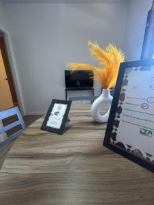 a room with a bed with a table with a laptop at LM apartamentos Alfacar in Alfacar